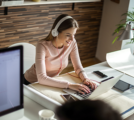 beneficios-escuchar-música-trabajo-infojobs