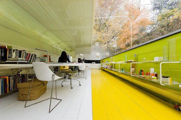 Oficinas modernas de Selgas cano rodeadas de naturaleza