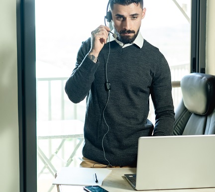 ¿Cómo es trabajar de teleoperador desde casa?