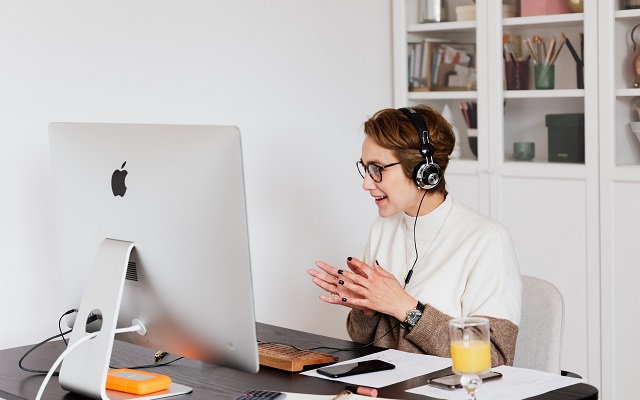 ¿Cómo es trabajar de teleoperador desde casa?
